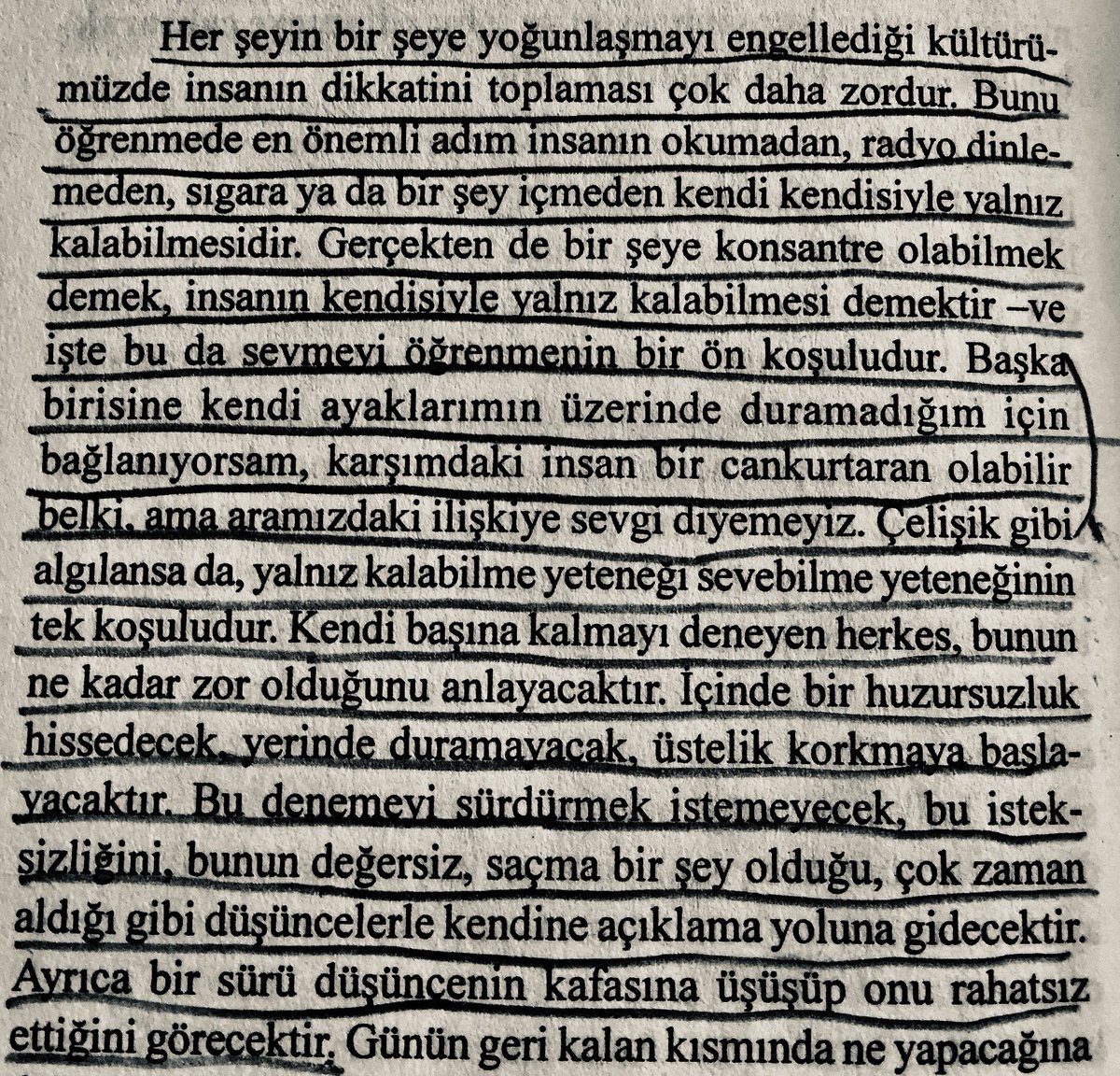 insandedigin's tweet photo. “Başka birisine kendi ayaklarımın üzerinde duramadığım için bağlanıyorsam, karşımdaki insan bir cankurtaran olabilir belki, ama aramızdaki ilişkiye sevgi diyemeyiz.”

[Erich Fromm / Sevme Sanatı] https://t.co/uRogpd0JvL