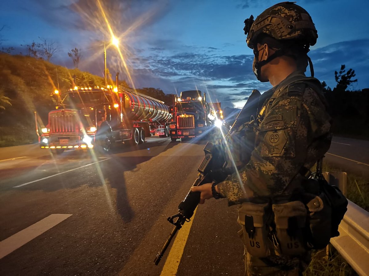 COL_EJERCITO's tweet photo. Más de 10 mil hombres estarán sobre 231 ejes viales en todo el país en Semana Santa, #ViajeSeguro su Ejército está en la vía.
Línea gratuita #767
#BLICA https://t.co/80uzanxJhZ