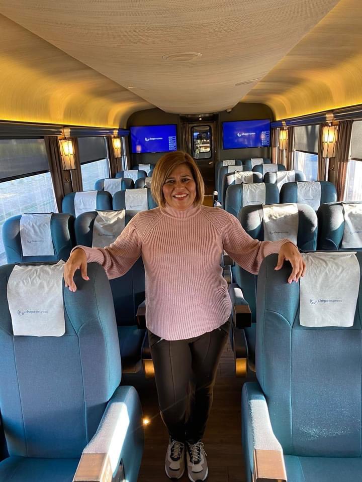 Misión cumplida ¡SI SE PUDO! 🚂🙏🏻👩🏻
Este fue el regalo de cumpleaños que le dimos a mi mami y con este cumple uno de sus sueños, viajar en tren en el Chepe Express 🎁🚂

Gracias Dios mío por darnos la oportunidad de poderle cumplir este deseo a mi mami y disfrutarlo junto a ella.