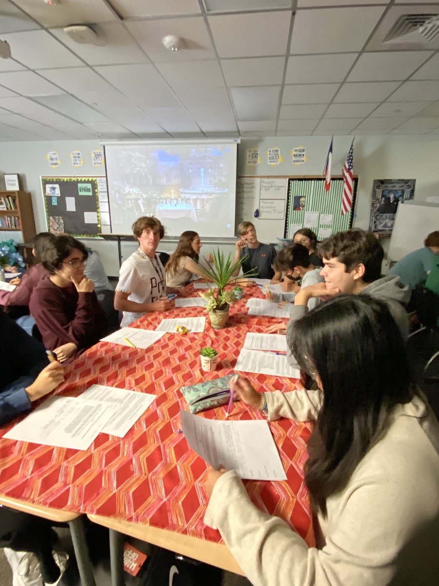 WyllieAbby's tweet image. AP Language doing some argument prompt “speed dating” with ambience today!#APLanguage #WeAreKPark @kphs_english