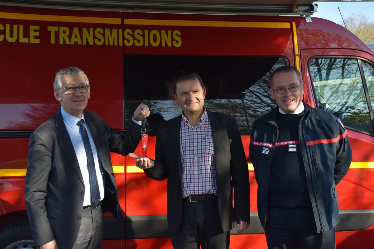 sdis27's tweet photo. 1/2 Aujourd'hui, le colonel HC Ducouret a présenté au vice-président du CASDIS le nouveau véhicule transmissions : #VTRANS 🚒📻
Les missions : les activités quotidiennes mais aussi l’astreinte (24h/24 7 jours sur 7) et lors des exercices, de maintenance et de travaux planifiés. https://t.co/CjtndWLMY7