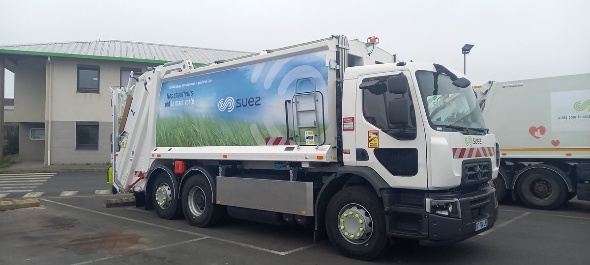 olivier_bremond's tweet photo. Aujourd'hui, échanges avec les collaborateurs @suez sur le changement climatique ! ☀🌦
Cette semaine, livraison de notre nouveau camion BOM Gaz ... premier plein hier à la station #GNV @ENGIEgroup proche de #Vernéa exploité par SUEZ pour le #Valtom 👍♻🚚
#Suez4tomorrow https://t.co/eXZTn8P20E