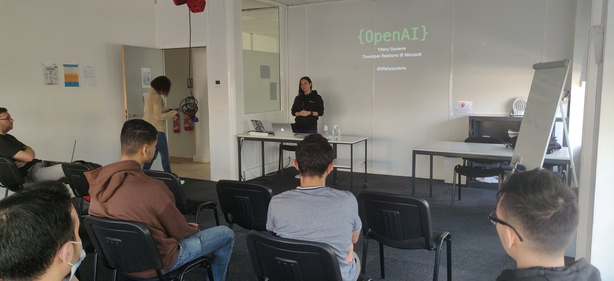 On est heureux d'être chez @GrenobleSimplon ce soir pour le tout premier meetup de la communauté Data & AI de Grenoble. @TiffanySouterre ouvre la soirée avec un talk sur OpenAI 🤖
