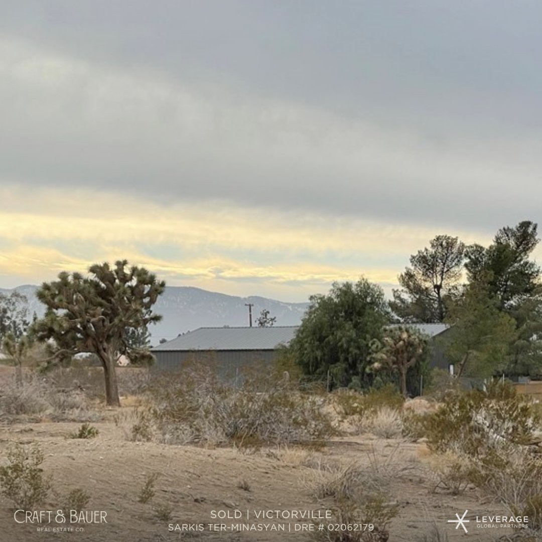 CraftAndBauer's tweet photo. With purple mountain vistas that frame each sunrise and sunset, this 3.6 acre corner lot is peaceful &amp; versatile. Congrats to its new owners who now have a main home, guest house, and permitted 5 room structure on their dreamy lot, just beyond the mountains of #LA. #RealEstate https://t.co/TsG7nCnime