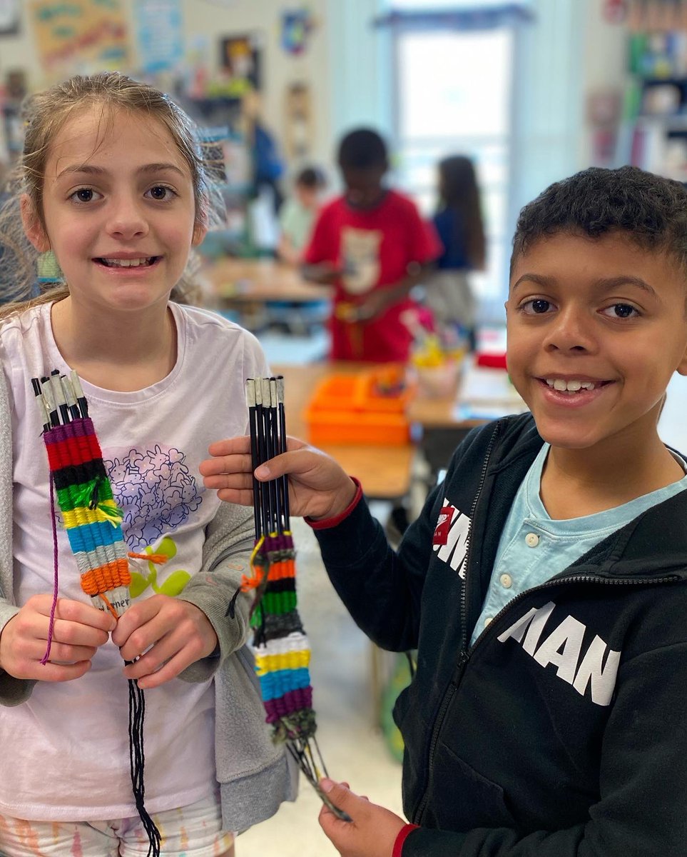 SweetAppleESArt's tweet photo. “Weaving is so fun!”
“I’m an expert knot tie-er now!”
“This project is like playing video games and drums - I love it so much!”

@ArtsFCS @MrsCBBates @andylallison @MrsAlhadeff https://t.co/3LSUTlrpej