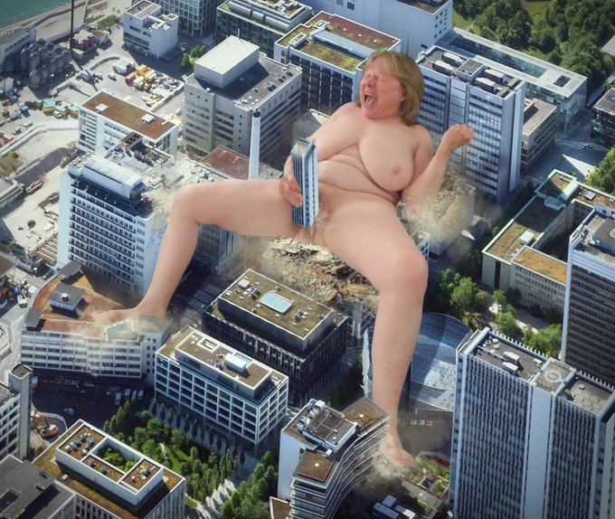 Attack of the Giant GILF!  LOL  Ironic, since I am only 4ft 11in  LOL https://t.co/PCBibanXEq<a href="/tag/seattle"class="tags"><span>#seattle</span></a>