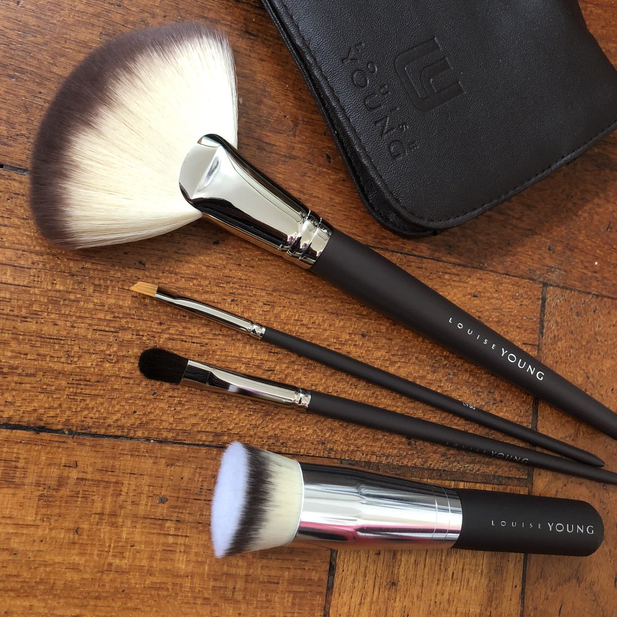 Gorgeous new <a href="/LYCosmetics/">LouiseYoungCosmetics</a> brushes from <a href="/lovemake_up/">Love Makeup</a> 💚