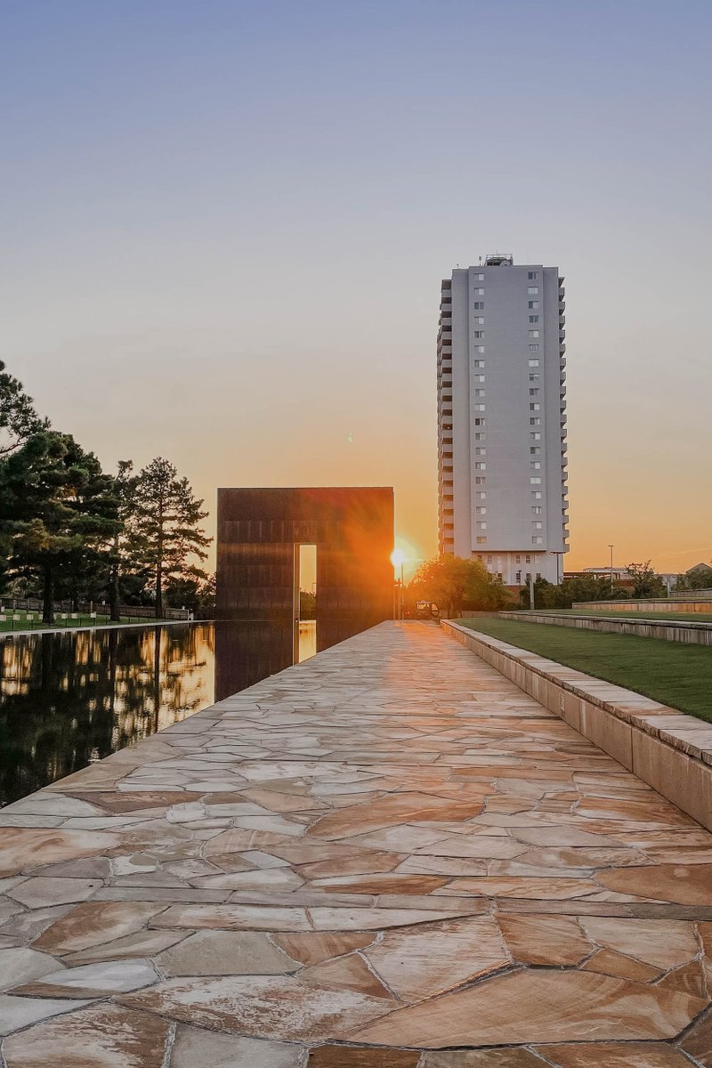 thisismeldrake's tweet image. A moment of appreciation for an OKC sunset 🌅 #okc #oklahomacity #OKISeeYou @OKCNM

GUIDE: sbee.link/f4qk39xbep