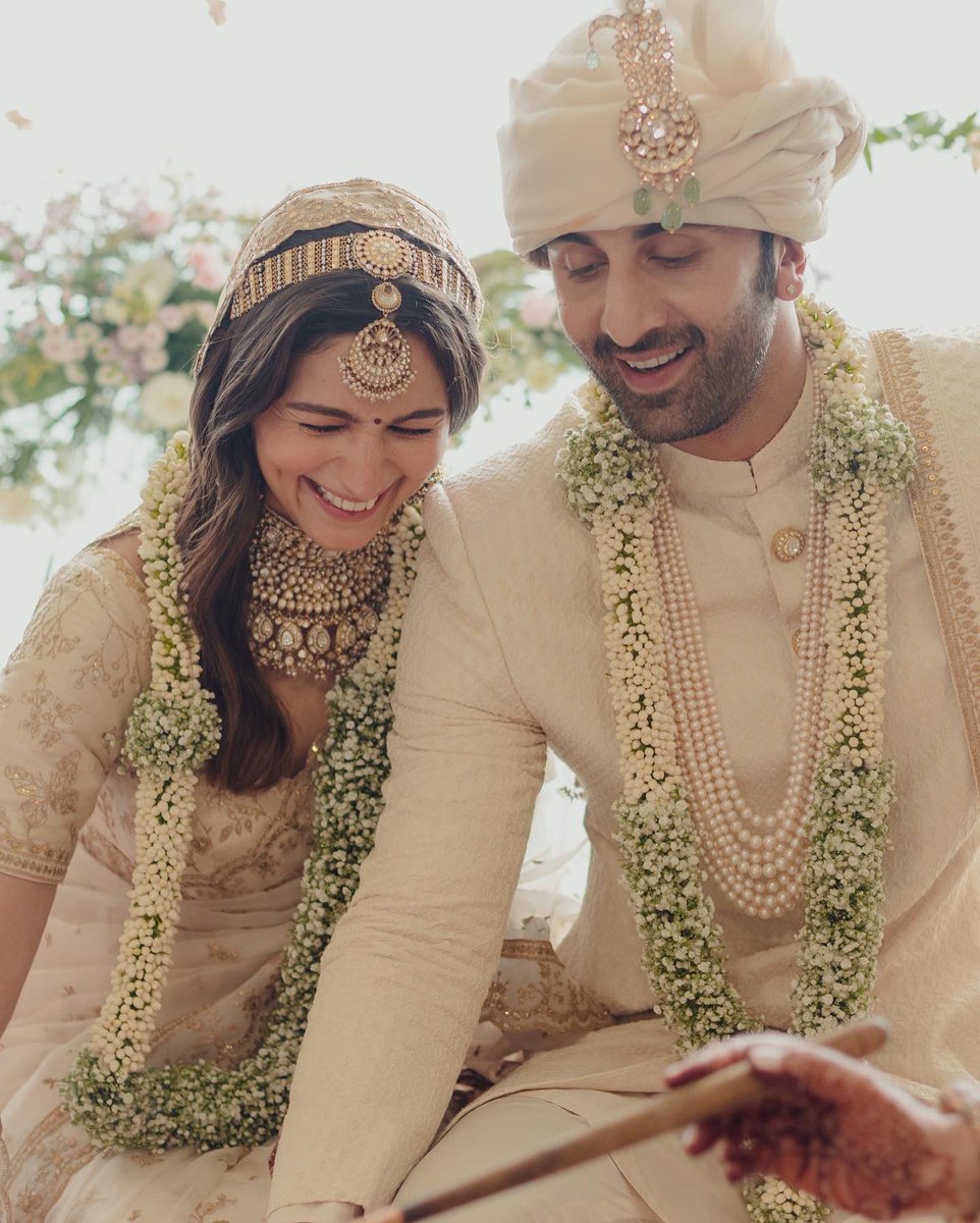 AtrBalbeerSingh's tweet photo. RANBIR - ALIA ARE NOW MARRIED... Congratulations to #kapoors and #Bhatts #AliaBhattRanbirKapoorWedding #RanbirKapoorAliaBhattWedding 
#AliyaBhatt Weds #RanbirKapoor #RanbirAliaWedding https://t.co/YmSXAOeWES
