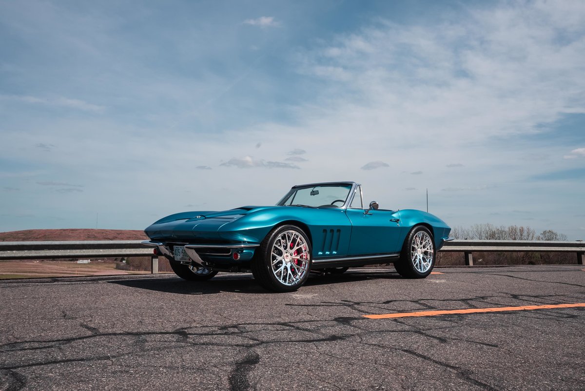 vettevues's tweet photo. Check out our new feature of Retro Designs from North Carolina's recent unveiling of their beautiful custom 1965 C2 Sting Ray. https://t.co/cGU6WeX0Q6 #corvette #vettevues #c2corvette #customcorvette https://t.co/kLuwNykpis