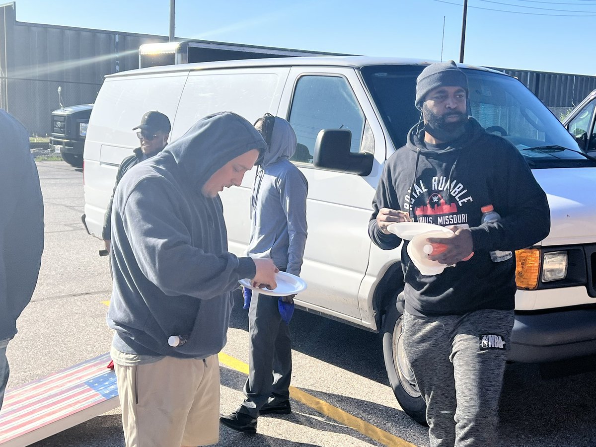 30 Days of No Injuries at the Earth City Preload 🙌🏾 Why not have a BBQ &amp; a Bags Tournament after the sort to celebrate? 🤷🏾😁🍔🍗🌭 #WorkHardPlayHard #SafetyWins #BBQ <a href="/juan_morales_FL/">Juan Morales</a> <a href="/CP_UPSers/">Central Plains</a> <a href="/DebMassingill/">Deborah Massingill</a> <a href="/ILJeffstSafety/">Chicago Jeff Street UPSers Preload</a> <a href="/JeffaveStl/">Jefferson Avenue Preload - St. Louis</a> <a href="/ColumbiaMO_UPS/">Lauren Gaddy</a>