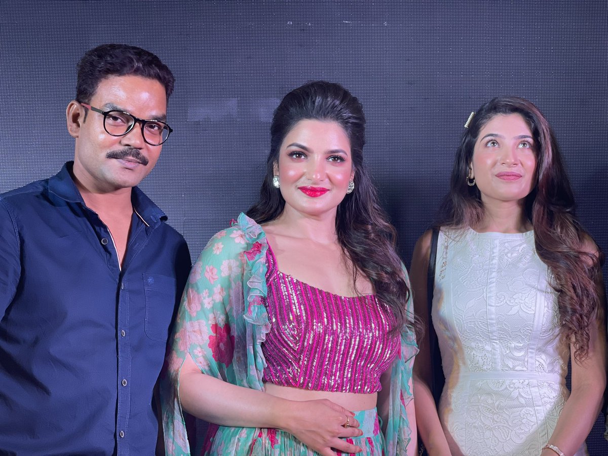 tnusreec's tweet photo. #PROMOTION #Raavan @Lahoma_B @GRASSROOTENT #DiamondPlaza https://t.co/NhOkIBU1L0