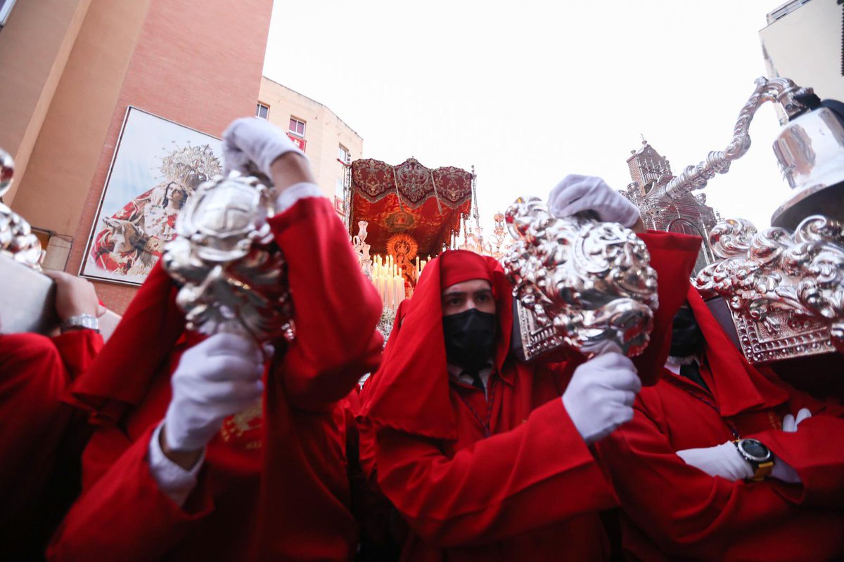 malaga's tweet photo. 📸Imágenes de la Hermandad de @Zamarrilla en su salida procesional del #JuevesSanto

#CofradíasMLG #SemanaSanta2022 https://t.co/blyRuME0N6