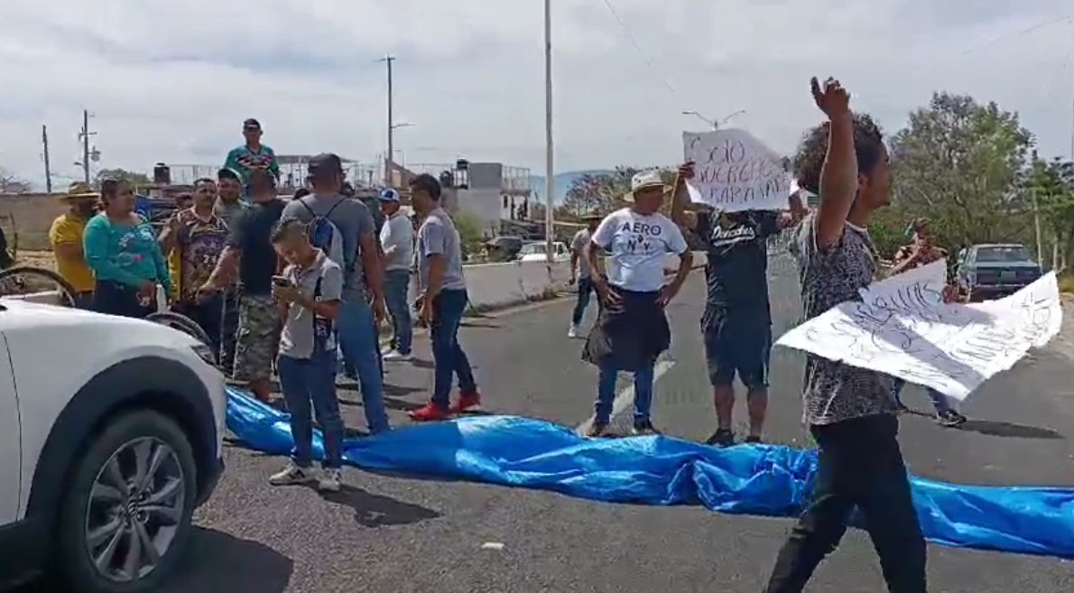 SemanarioLaguna's tweet photo. 🌐 #CharquitoVial | Comerciantes del malecón de #Chapala bloquean el ingreso a la cabecera en carretera estatal Guadalajara Chapala. @SSeguridadJal

#SemanarioLaguna #LaNoticiaComoEs📰 https://t.co/LJHSEdj51V