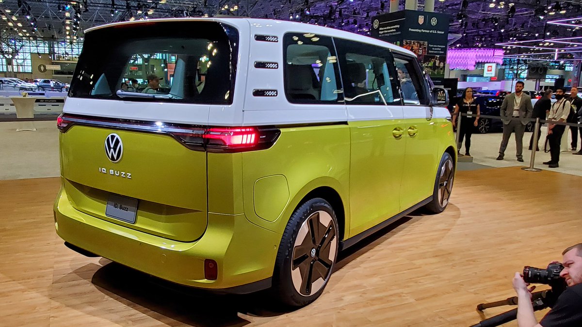 FiestaGrrl's tweet photo. Fun and funky and all electric @VW #IDbuzz. This is not Scooby-Doo's mystery van! #NYIAS #driveautonomy https://t.co/oEDsW6LNhx https://t.co/tBJPazHilB