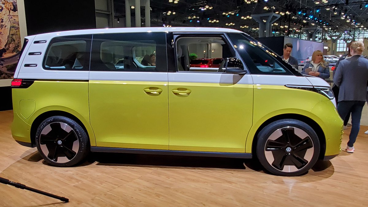FiestaGrrl's tweet photo. Fun and funky and all electric @VW #IDbuzz. This is not Scooby-Doo's mystery van! #NYIAS #driveautonomy https://t.co/oEDsW6LNhx https://t.co/tBJPazHilB