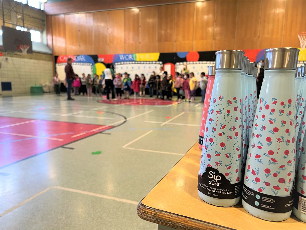 Every reusable bottle in-hand means one less plastic bottle. That's why we joined PS17Q in New York to outfit the whole school with reusable bottles as part of our #HydrateEDU program. 👩‍🏫 Check out our IG for today's #22DaysofAction event! bit.ly/38RwYzP
