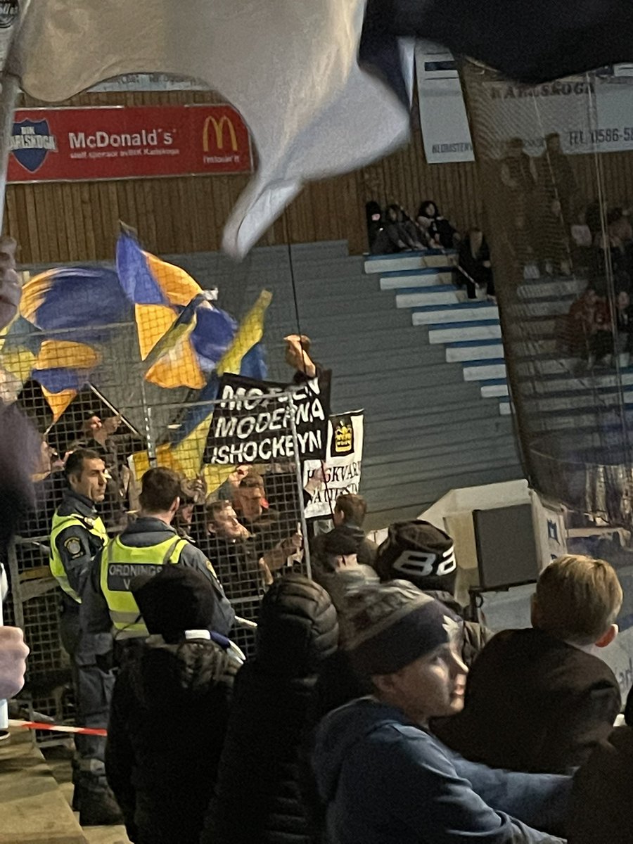 6Lokatt's tweet image. Självmål igen jävla på plastdockor