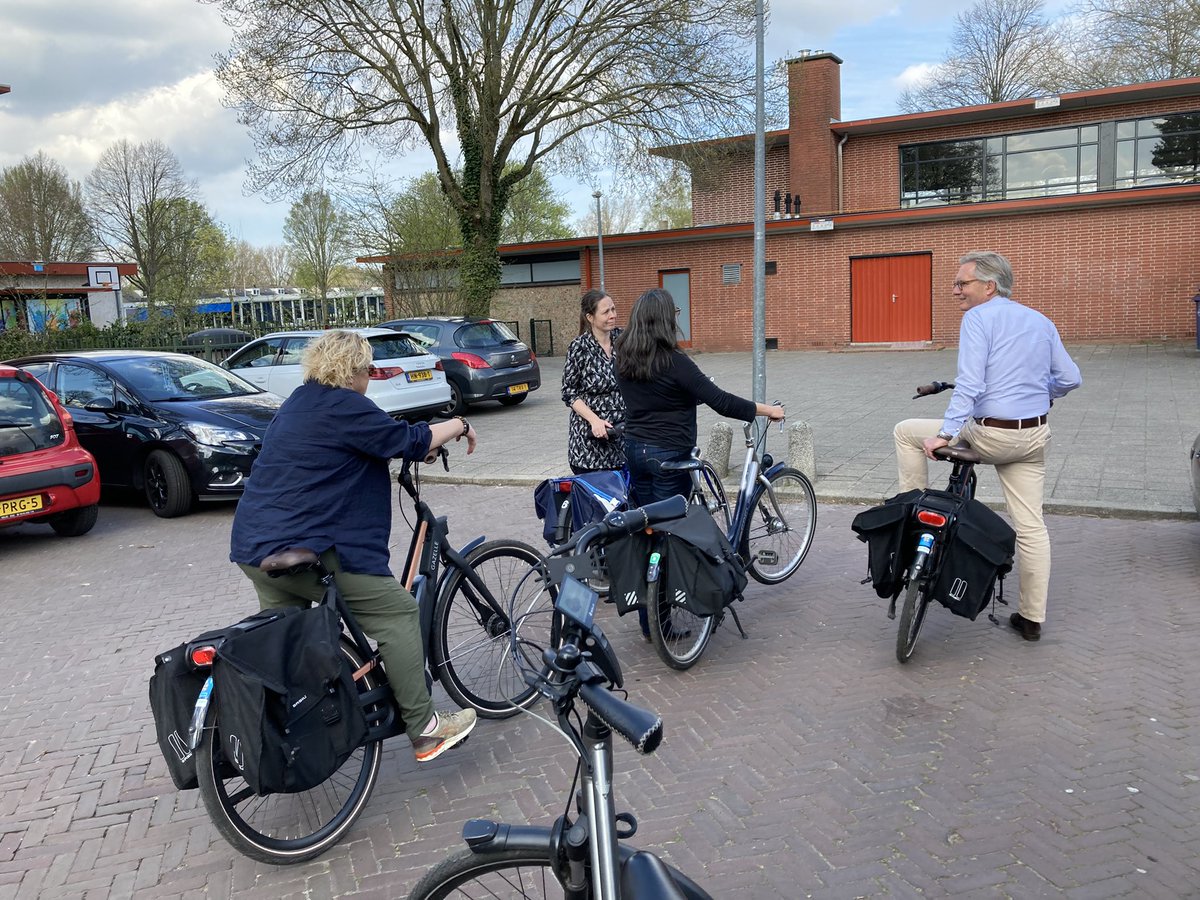 VersaJaco's tweet photo. Vandaag met de nieuwe burgemeester van @GemeenteHsum  op stap door de wijk Zuid en Zuid-west. Belangrijke plekken laten zien. Leuke man die erg geïnteresseerd is. ✌️@TrudevandeVen @nataschaheersch @Opbouwwerk1221  #welzijn https://t.co/BFG07YasL8