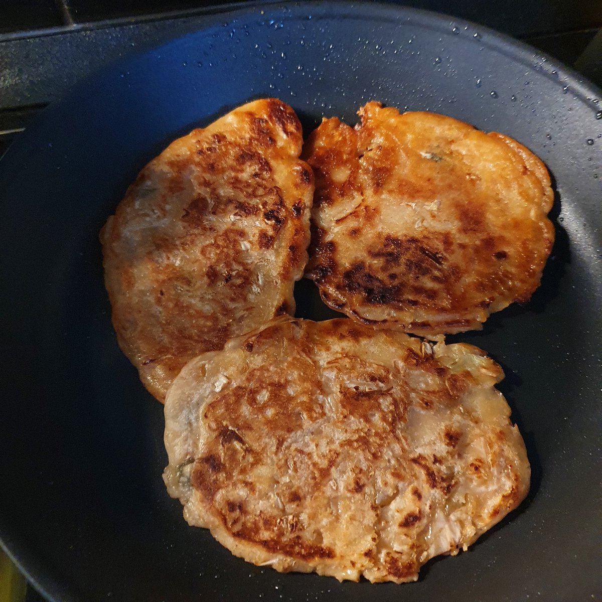 Valerie157's tweet photo. Kimchi pancakes
#chefSuga https://t.co/VjEFlyT9Ag