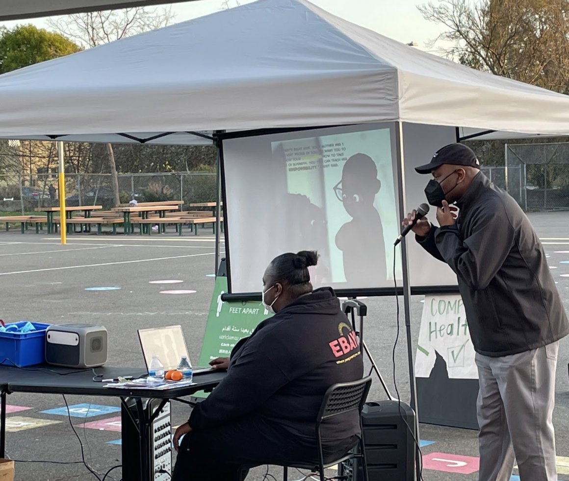 OUSDNews's tweet photo. The recent Family Reading Night at Garfield Elementary School was a hit!  Dr. Khalid White read aloud to the school community and thanks to a grant from @OaklandReads, every student received a signed copy of one of Dr. Khalid's books!
#literacy #iamOUSD https://t.co/GDYNaxjaW2