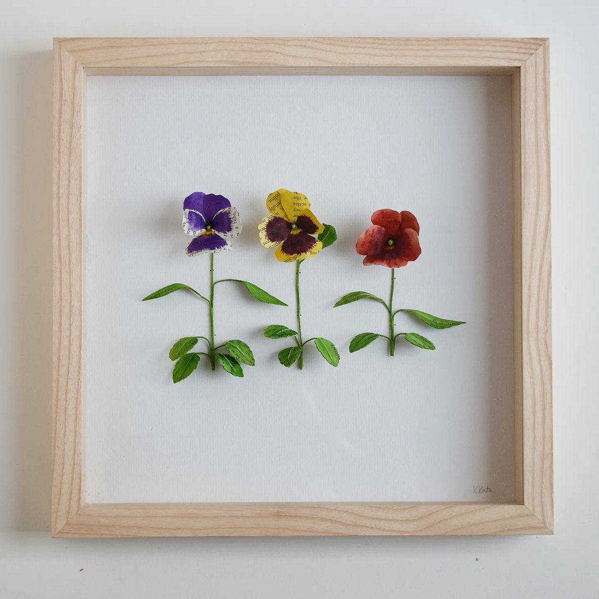 kasasagiDesign's tweet photo. A paper Pansy trio, one of the pieces that has just arrived at @ByardArt for their Home and Garden Exhibition which is on from the 23rd of April until the 23rd of May. #paper #botanical #sciart https://t.co/Tm36tYKvWI