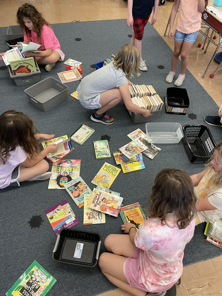MsMcNaught_'s tweet photo. Reorganizing our library for our upcoming reading and writing units! Students were 100% in charge of where books ended up. It involved some great talks about books and a whole lot of teamwork! https://t.co/CYvlbdqgWu