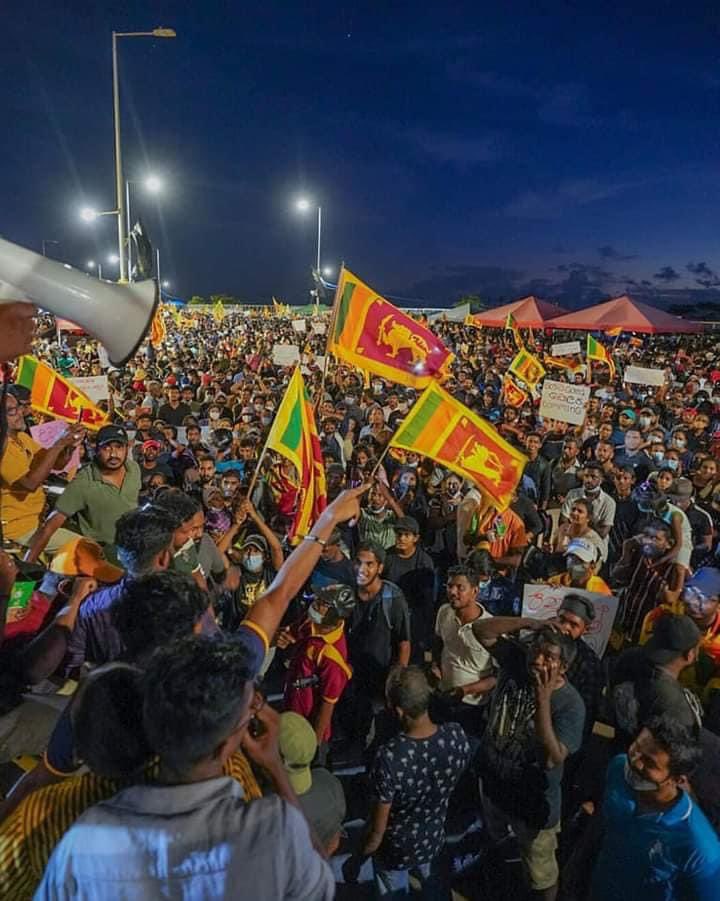 isuruviraj17's tweet photo. today galle face #galleface #GotaGoHome2022 #GoHomeRajapakshas https://t.co/kLKWS1fR8h