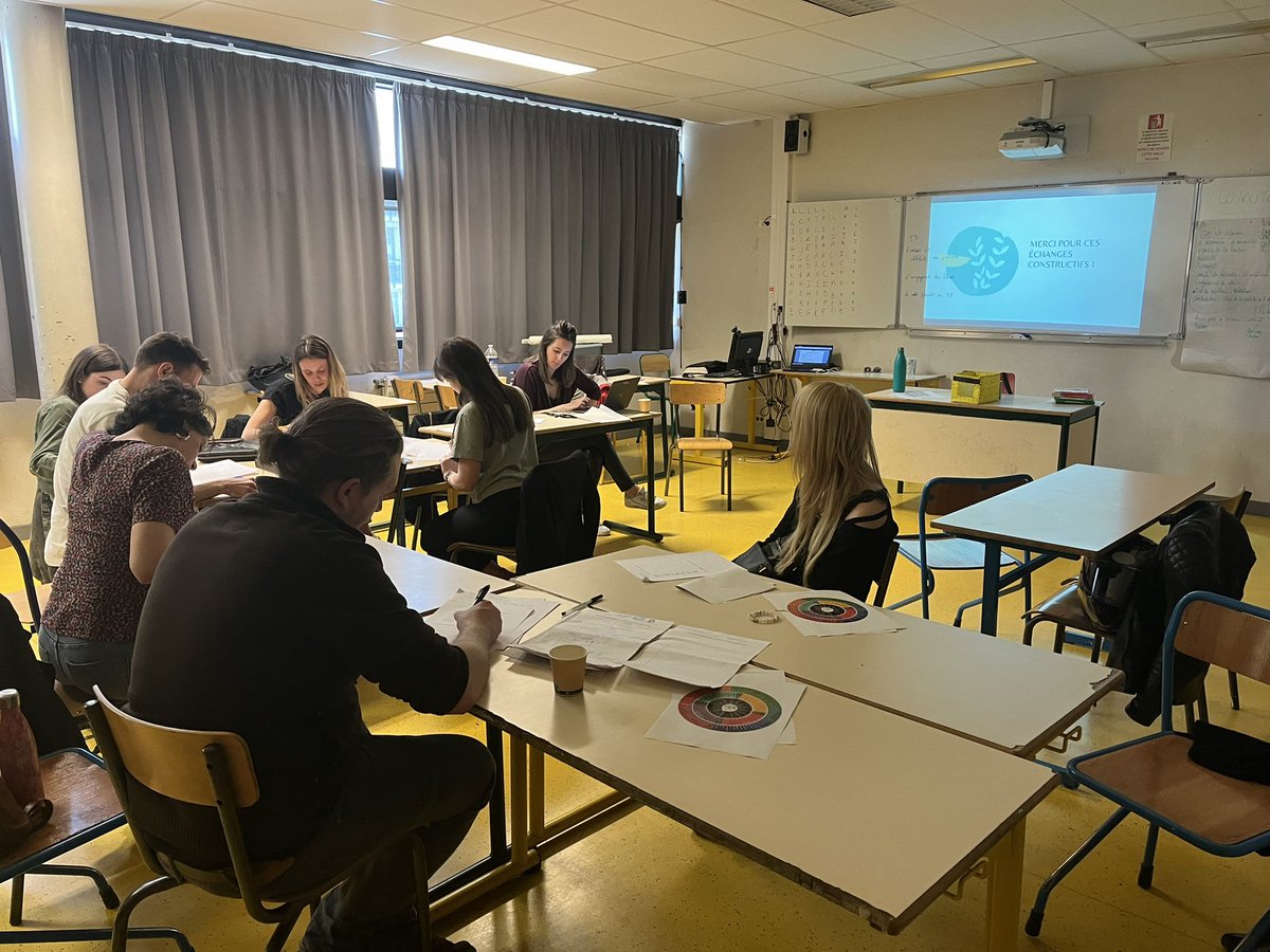 MmePeron's tweet image. Riche journée de formation ce jour autour de la place du CPE dans les #instances ! Posture, éthique, place des élèves et des parents, notion de tenir conseil … Merci à @LycLaTournelle pour l’accueil de qualité !