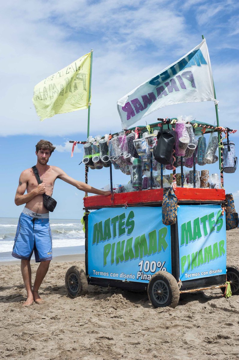 RominaHendlin's tweet image. (ESP) Todo empezó en el 2015 cuando me encontré con un choque cultural positivo. 
Siendo Venezolana, la cultura de la playa está en mis venas y nunca había visto una infraestructura así en la venta ambulante de la playa. 

(ENG) next