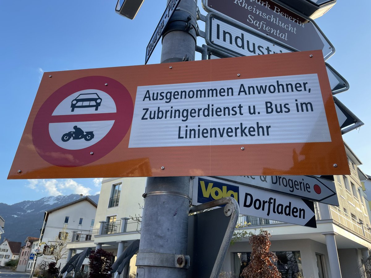 rloepfe's tweet photo. Mein erstes persönliches Fazit zum Pilotversuch “Verhinderung A13 Stauumfahrungsverkehr durch Bonaduz und Rhäzüns”: Es funktioniert! Verkehr in beiden Dörfer zwar erhöht, aber immer flüssig. https://t.co/OSy2v8UPq9