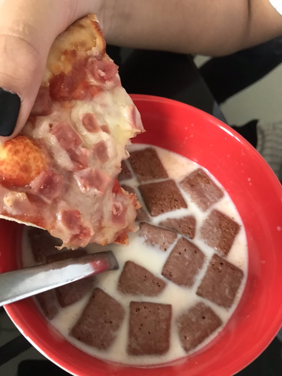 TrendyyyyyyyyMC's tweet photo. @oscar_mezar Pizza con leche y cereales un buen antojito de media tarde siono mi oscar? https://t.co/vcLhqfFkCD