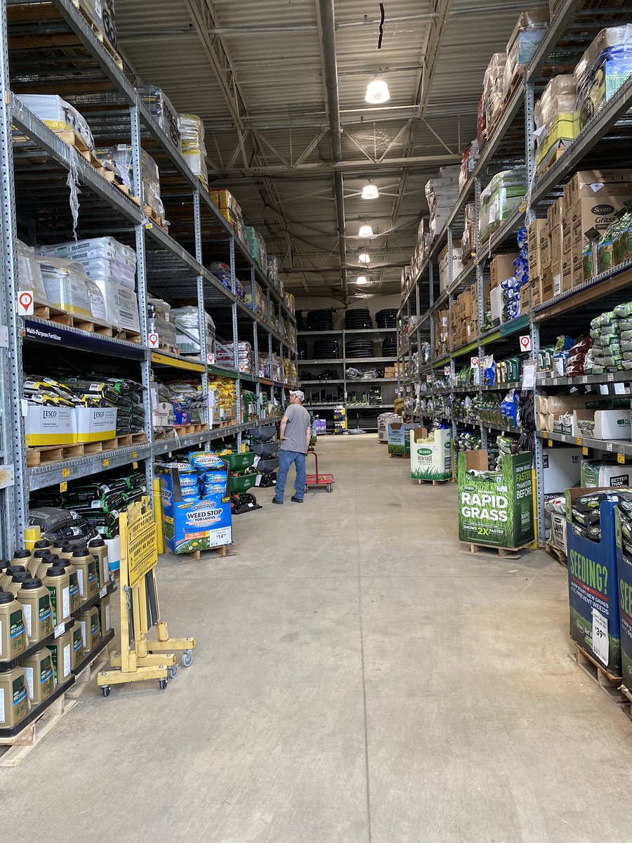 Spring ready 🌸 #waynesboro2228 #lowes #mst #settingservicingstandards #blueshirts #fullpackdown #spring #oslg