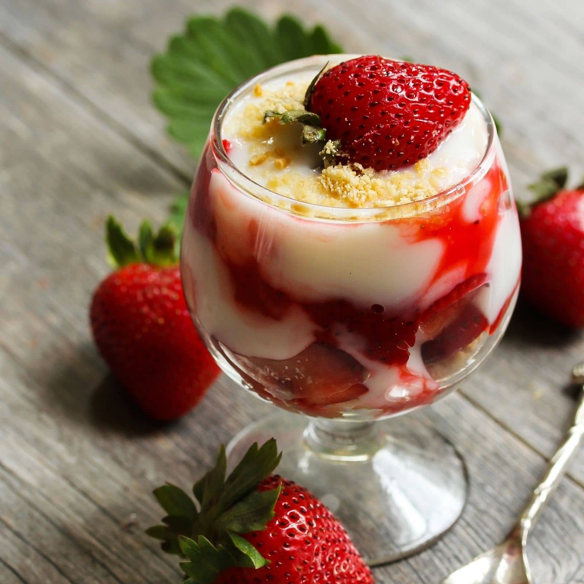 Strawberry Rhubarb Shortcake Parfait {Easy Parfait Dessert} dlvr.it/SNb76w