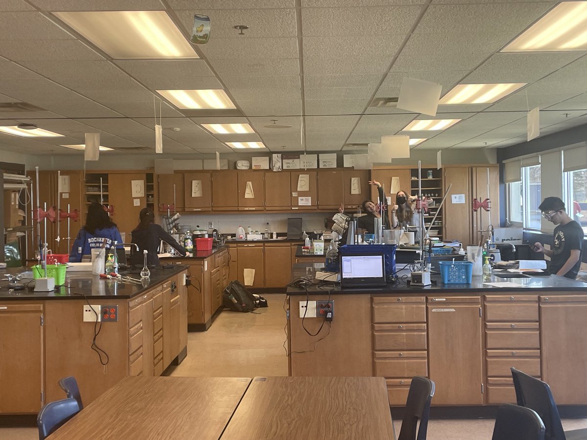 MrsRosellRHS's tweet photo. Third class period in a row…. And still have some holdouts to continue titration! #rhsapchem #chemislife https://t.co/f0vsT940pC