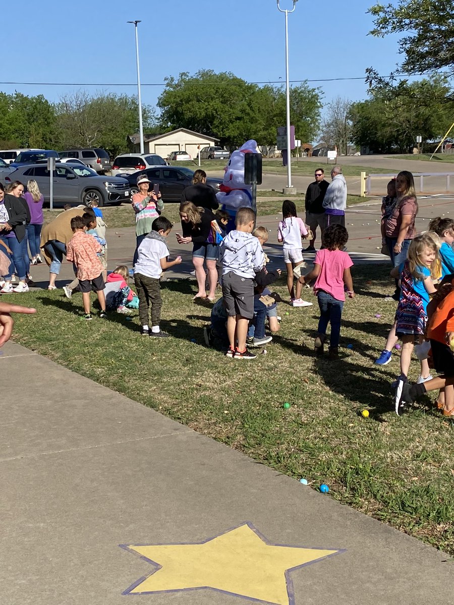 RBGCounselor's tweet photo. It’s the #bestday @GodleyElementary! Happy Easter parties, egg hunt. Special guest appearance, picnics and #smiles everywhere! Godley is a special place! ❤️🐣🐰 https://t.co/PJgMpw3yu6