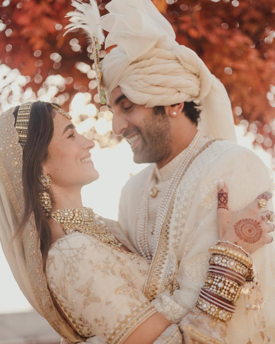 AshishKumar9l's tweet photo. Caption this 

#RanbirAliaWedding https://t.co/esHfQUjKMq