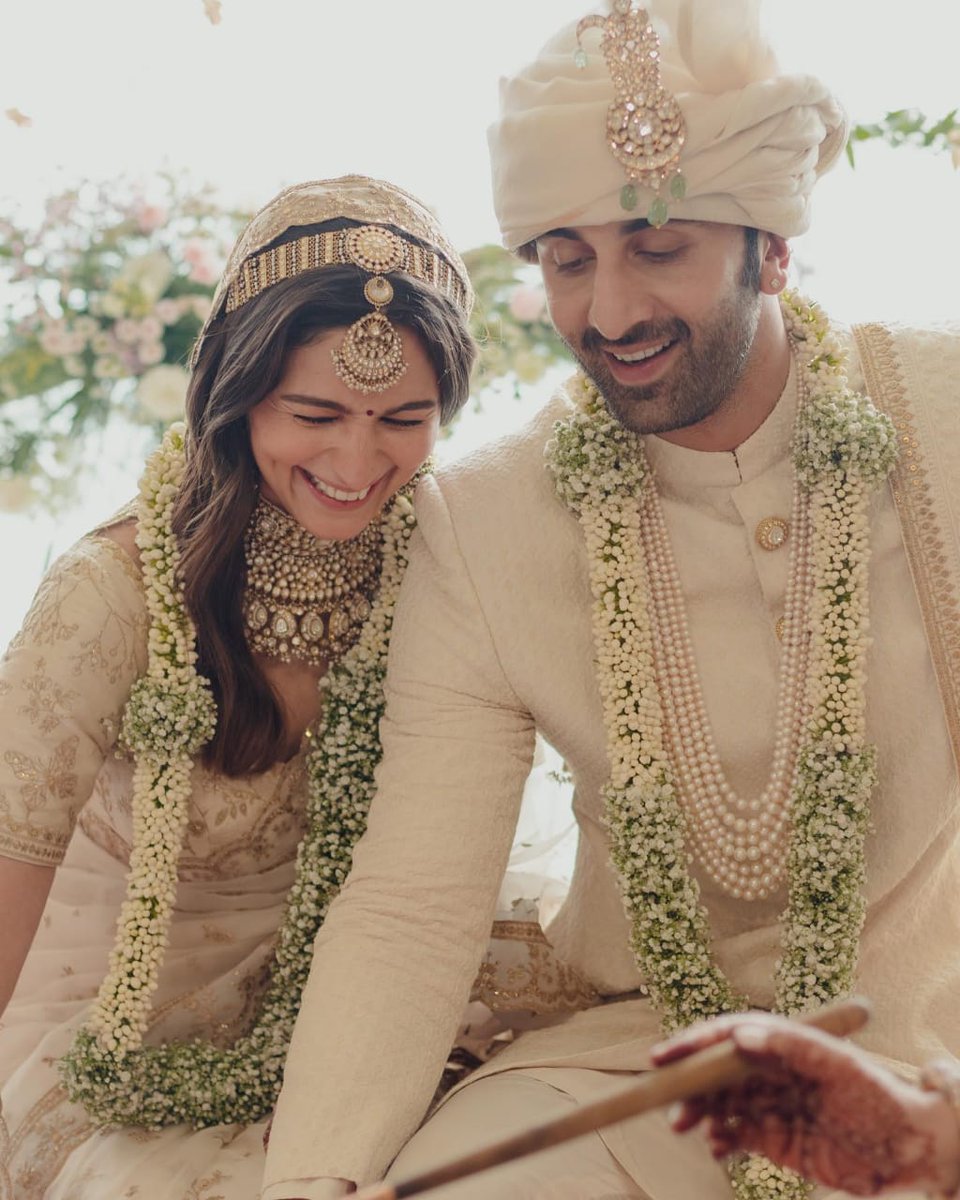 AshishKumar9l's tweet photo. Caption this 

#RanbirAliaWedding https://t.co/esHfQUjKMq