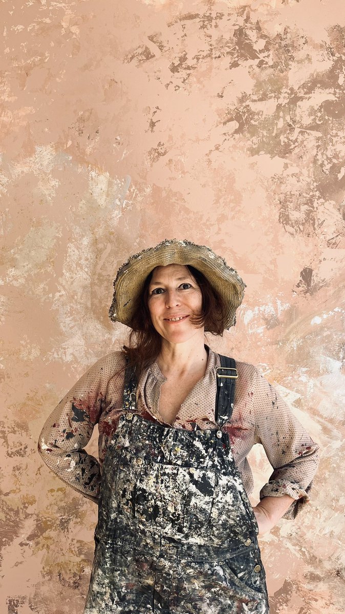 When the wall matches your clothes 

(My first attempt at distressed painting !)