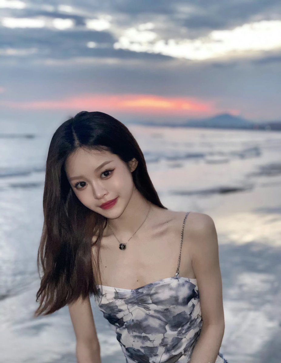 paf_oc's tweet photo. 呜呜呜好想再去海边玩儿 我太爱看海上的落日了拍照也好好看（偷偷告诉你们，这组照片没穿内衣）靠海边的哥哥约我 路费我自费 可以吗 https://t.co/Z0kGWUvNb0