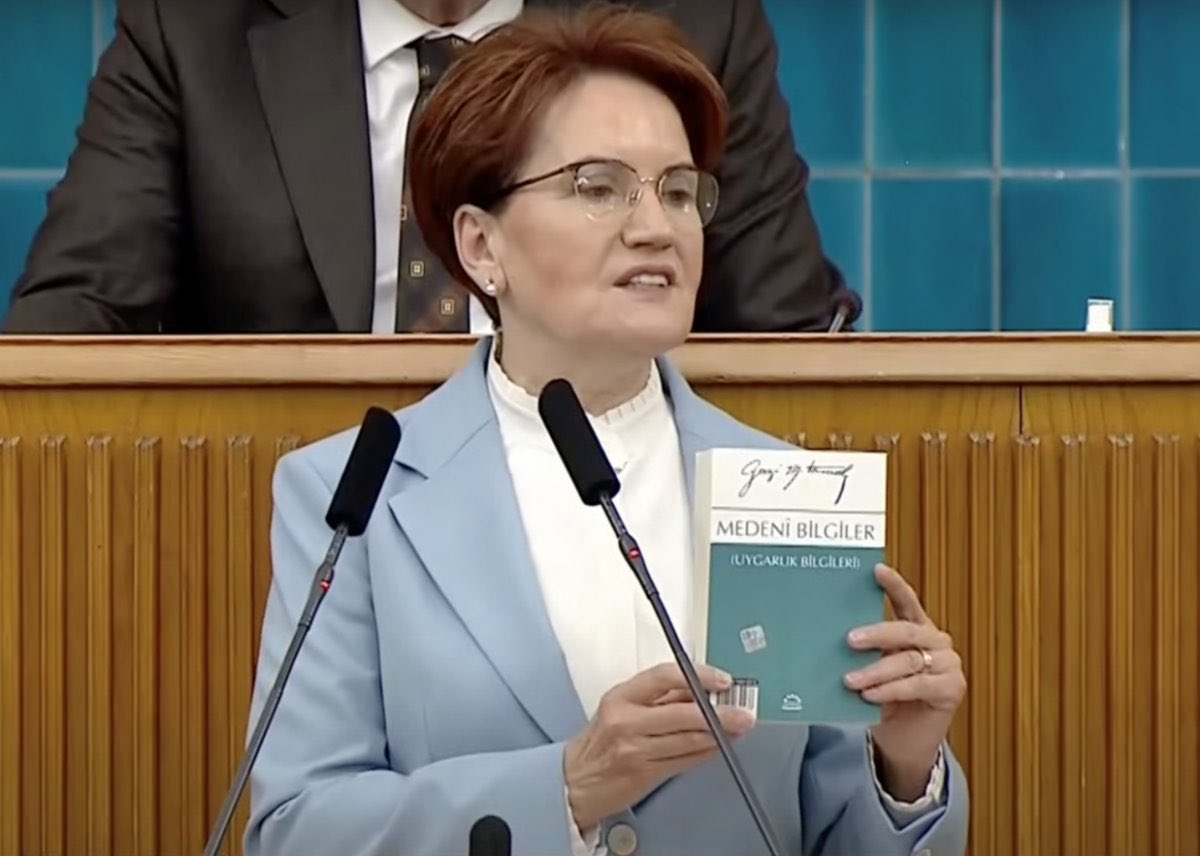 Meral Akşener'in "okullarda okutacağız" dediği "Medenî Bilgiler" kitabının 90. sayfası 

Kur'an-ı Kerim'in vahiy olduğu inkâr ediliyor. 

Hz. Muhammed'in (A.S.) peygamberlik iddiasının yalan olduğu iddia ediliyor.
