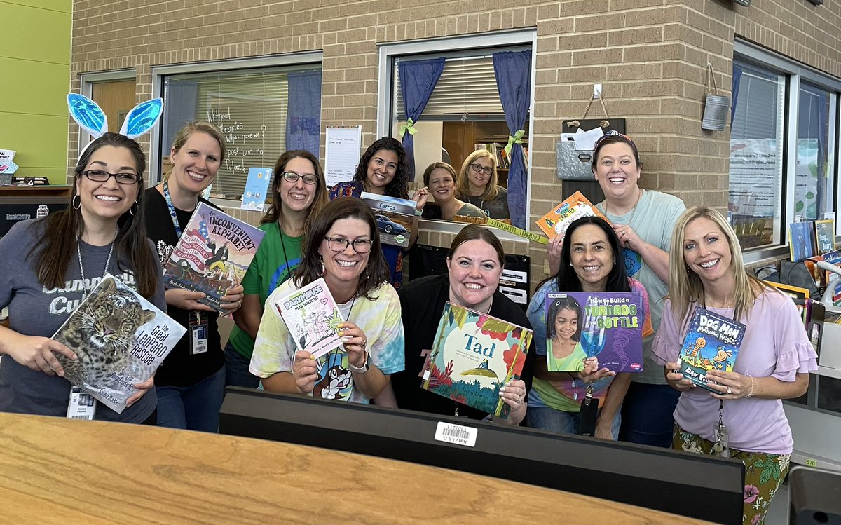 smbustos1st's tweet photo. First Grade showing our librarians love for Librarian Appreciation Day! Took over library lesson, checkouts and shelving for an hour. #AceCubs #Cubsread https://t.co/RrRMDG7imf