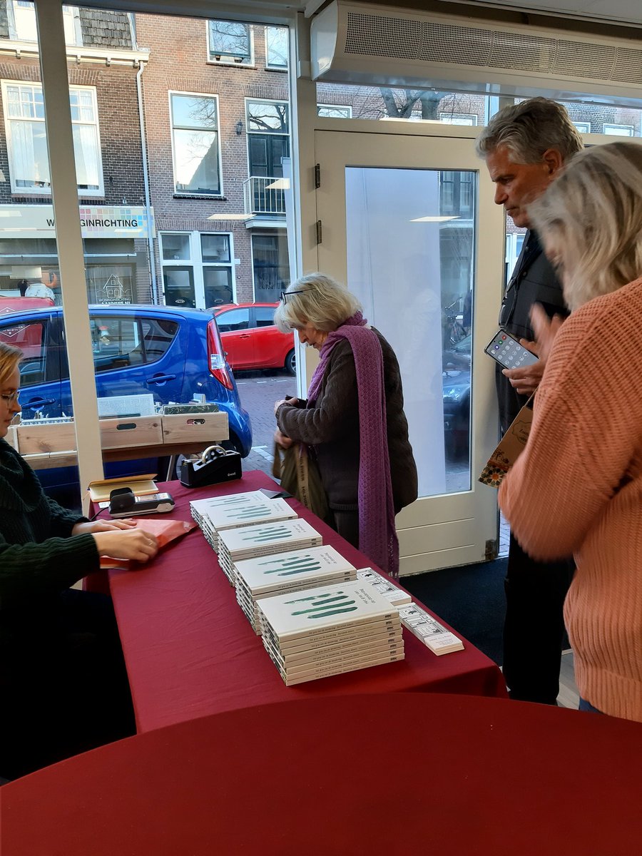 Nog voor de presentatie goed en wel begonnen is, staan de mensen in de rij voor 'Het gras van de donderdag' de eerste #dichtbundel van @DorotheeAlbers