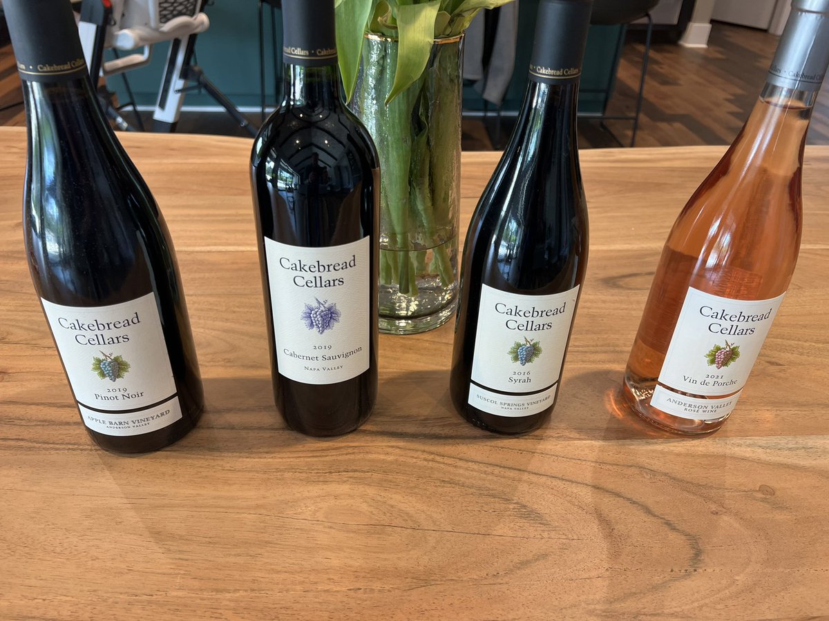 DrMikeEM's tweet photo. Delivery man came through today!!! @D_O_69 @CakebreadWines #CakebreadWines https://t.co/QW4mQgVUb2