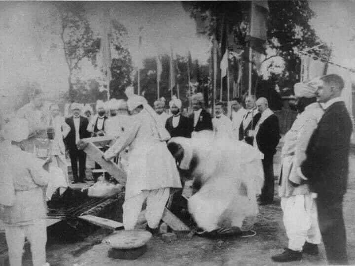 imdrshah's tweet photo. 1913, Peshawar: Haaji Sahab of Turangzai (Haji Fazle Wahid) laying the foundation stone of Islamia College Peshawar (back then Darul Uloom e Islamia Peshawar). https://t.co/5NolSKLZeT