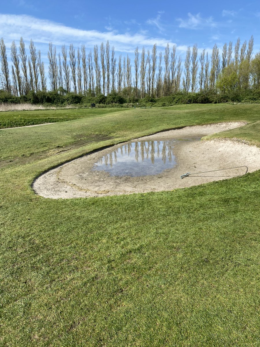 It can not be a hazard, it not marked as such. #BurgGolf Hole 3 #Zoetermeer #BadManagement <a href="/BurgGolf/">BurgGolf</a> <a href="/BGZoetermeer/">BurgGolf Westerpark</a>