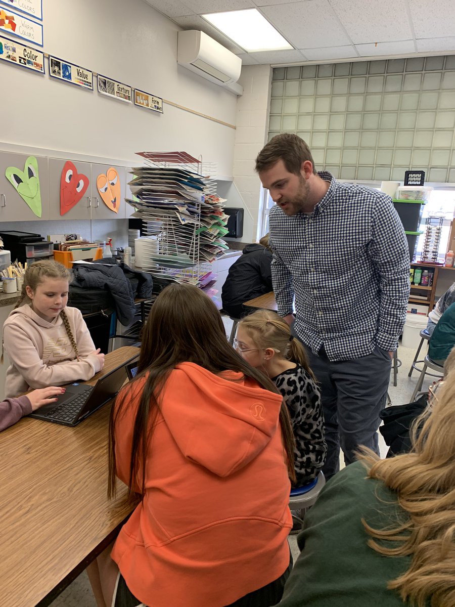 MrsGinaP's tweet photo. Third Grade and HS Sophomore history working together on historical perspective #buildschoolcommunity #mentor #historyrocks #mocfv https://t.co/XZt9pn0vuE