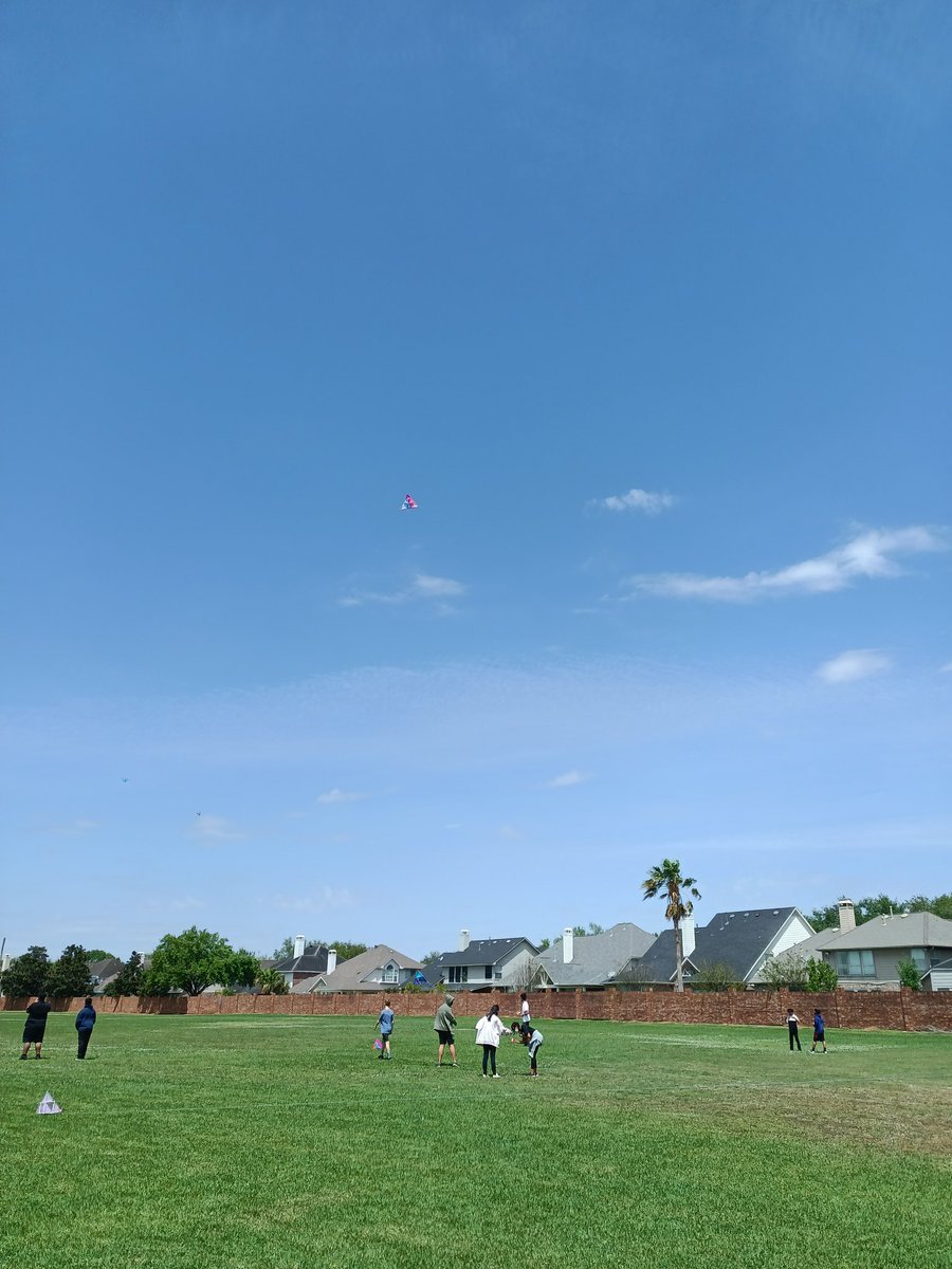frpeugnet's tweet photo. My Robotics &amp; Engineering 2 got the perfect day to fly their tetrahedral kites during our aerospace engineering unit! Definitely a great way to explore lift and drag. #FalconFamily @FBISDSTEM @FSMSFalcons https://t.co/a9cvwsZfMF