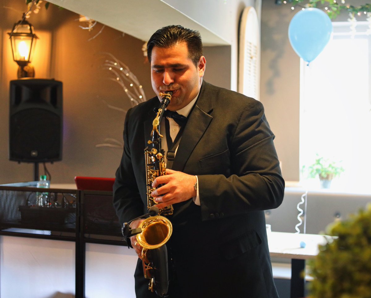 We’ll be kickstarting the Easter weekend with live music from our resident saxophonist 𝐀𝐝𝐫𝐢𝐚𝐧 🎷🎶🥂

Join us in the restaurant for dining this bank holiday weekend 🐣 for bookings call 01204 882307 🍝