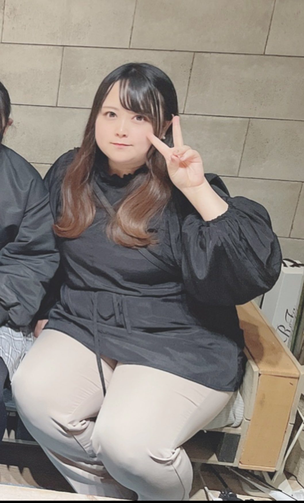 素人 デブ女 自撮り この間親戚の集まりで従姉妹達と写真撮ったんだけど、僕の座った時の横幅がデカすぎてびっくりΣ( ˙꒳​˙ )  でもアプリで撮ってるからとはいえ、引きで撮ってる顔も悪くないなぁ(これは拡大写真) #ぽっちゃり女子と繋がりたい #ぽっちゃり好きな人と繋がり ...